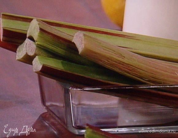 Ревень чистим, моем, высушиваем. Молодые стебли советую не очищать от шкурки, после термальной обработки они не ощущаются, зато остаёться их натуральный  розовый цвет. Нарезаем на кусочки длиной приблизительно 7 см.