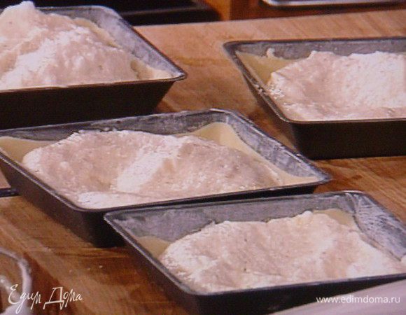 Духовку разогреем до 180°. Форму (1 прямоугольную большую или, как у меня, 5 маленьких) обильно смазажем маслом и посыпем манкой или мукой.
Тесто тонко раскатаем на посыпанной мукой поверхности. Перенесём раскатанное тесто в форму, образовывая при этом бортик высотой около 2 см.