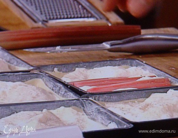 Творожный крем выкладываем на тесто, сверху бруски ревеня,