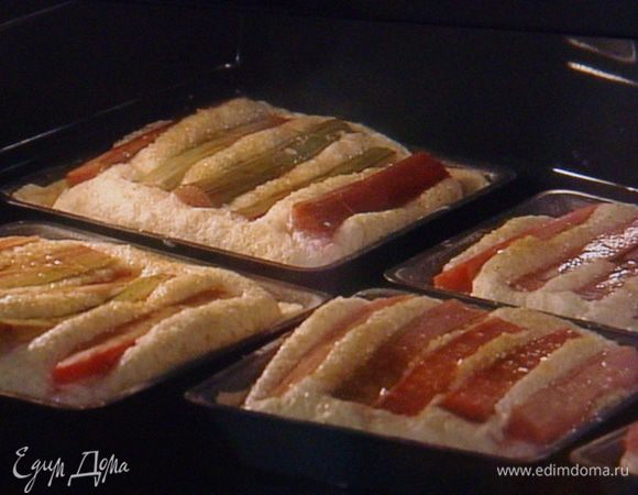 посыпаем коричневым сахаром и выпекаем около 20 мин. 