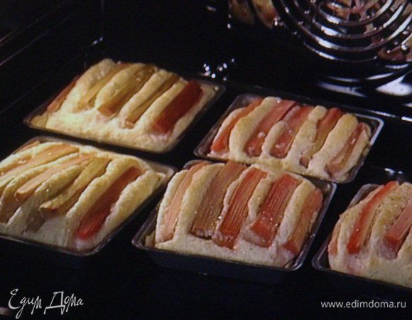 Дать немного остыть, чуть проткрыв дверцу духовки, вынуть из формы, нарезать на кусочки. Приятного аппетита!!