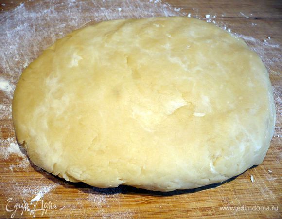 Добавляя по паре ложек холодной воды, собираем тесто в шар, проверяем его на эластичность, вам может понадобиться чуть меньше или чуть больше воды, главное, чтобы тесто хорошо раскатывалось.