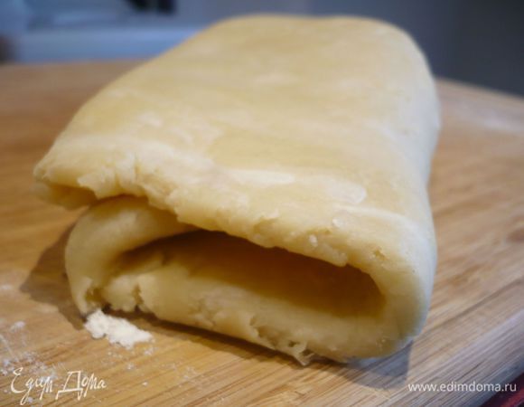 Теперь сворачиваем еще раз, накладывая одну уже свернутую часть на другую.