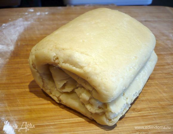 Поворачиваем тесто на 90 градусов и снова раскатываем его и сворачиваем. Снова поворачиваем и снова раскатываем и снова сворачиваем. Теперь, в третий раз, поворачиваем тесто на 90 градусов, раскатываем последний раз. Лучше всего раскатать тесто до 25 на 30 см. Сворачиваем тесто в пленку и убираем в холодильник на 30 минут.