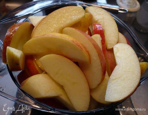 Разогреваем духовку до 180 градусов. Яблоки режем на четвертинки, удаляем сердцевину и режем на тонкие ломтики. 