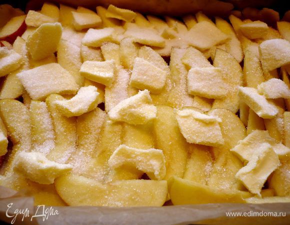 Присыпаем верх тарта сахаром. Ставим в духовку на 55 минут. Затем на пару минут включаем режим гриль. 