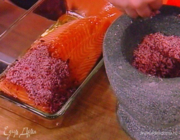 Соль грубого помола  перемолоть с сухими листьями чая каркаде в блендере в мелкую крошку. Можно перетереть всю смесь и в ступке. Эту смесь можно заготовить и для других блюд, она прекрасно хранится. Для нашей же рыбки нужно смешать смесь с 20 г сахара.