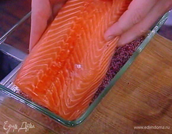 Лосось промыть. Половину смеси выложить в сотейник, затем лосось, кожей вниз.