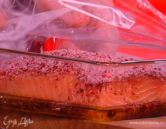 покрыть рыбу оставшейся смесью соли из каркада, накрыть пищевой плёнкой, утяжелить тарелкой или доской и поставить  в холодильник на 24 часа. Перед употреблением тщательно снять маринад и нарезать рыбку пластинками или как вам будет угодно)) Приятного аппетита!