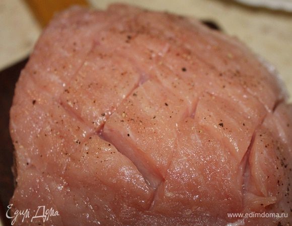 Свинину вымыть, обсушить бумажным полотенцем, натереть солью и перцем. Острым ножом сделать надрезы в виде решетки.