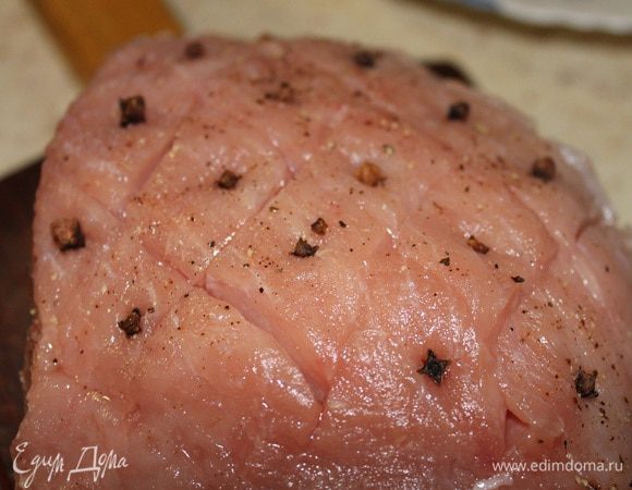 Вложить в каждый ромбик по бутончику гвоздики. Форму для запекания смазать сливочным маслом, выложить кусок мяса, отправить в духовку разогретую до 200 градусов на 40 минут.