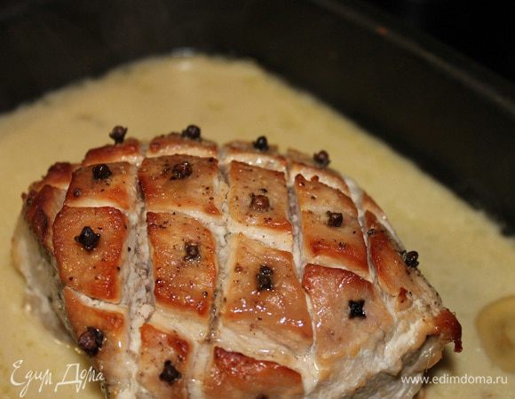 Через 20 минут вынимаем из формы наши фрукты, сливаем через сито в миску мясной сок, к нему добавляем сливки и бульон с разведенным в нем крахмалом. Хорошо все перемешиваем и выливаем обратно в форму. Накрываем форму фольгой и отправляем в духовку на 15 минут.