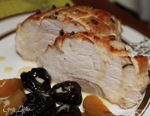 Вынимаем гвоздику, отрезаем ломтики мяса, выкладываем на тарелку, поливаем соусом и добавляем фрукты. Приятного аппетита!))