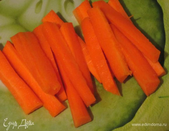 Морковь (2 шт.)  нарезать брусочками.