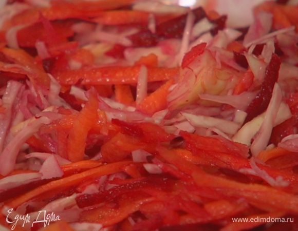 Свеклу и морковь почистить, натереть на крупной терке и добавить к капусте с луком.