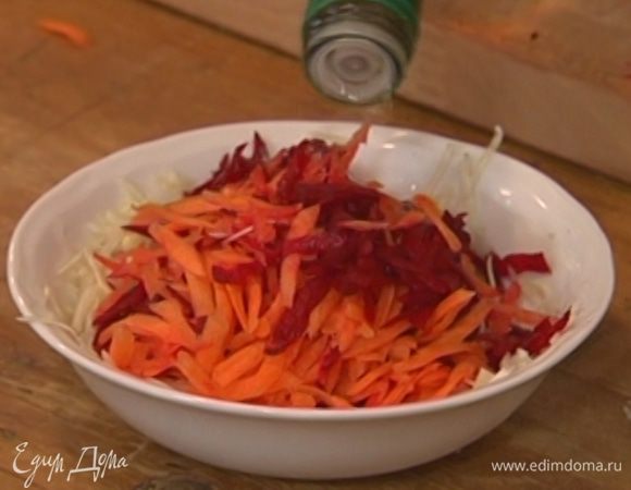 Сбрызнуть овощи уксусом, перемешать и дать постоять.