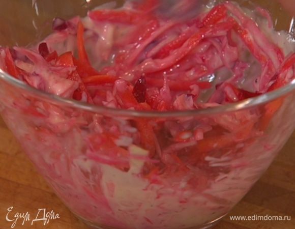 Измельченные овощи перемешать с заправкой.