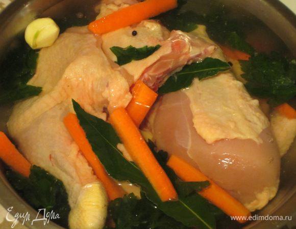 В миску положить морковь,курицу,очищенные 
зубчики чеснока,пучок петрушки,веточку тимьяна,лавровый лист,несколько горошин чёрного перца,залить вином и поставить в холодильник на 6-8 часов.