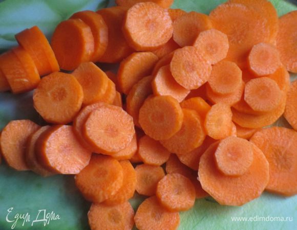 Грибы нарезать пластинками,оставшуюся морковь-кружочками.