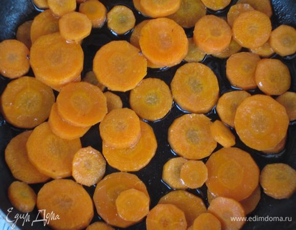 Добавить в сковороду ещё 3 ст.л. оливкового масла и обжарить морковь 5 минут.Отложить в сторону.