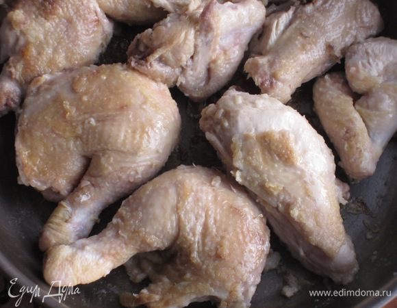 B эту же сковороду влить оставшееся оливковое масло.Вынуть курицу из маринада, обсушить бумажным полотенцем,обвалять в муке и обжарить до золотистого цвета.