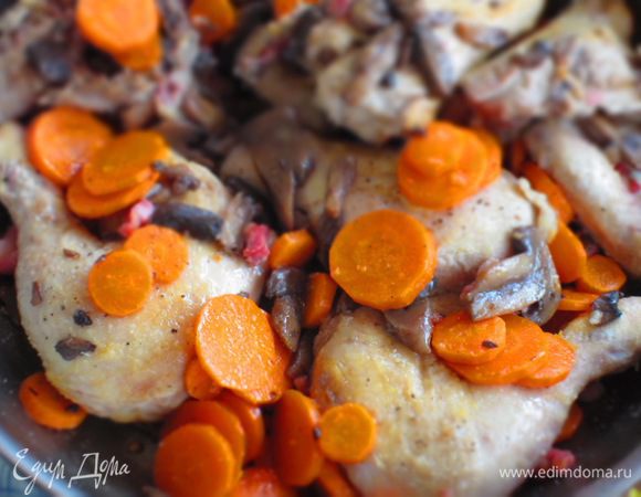 Добавить грибы,морковь,бекон,посолить,поперчить,оставить на огне на несколько минут для объединения ароматов.