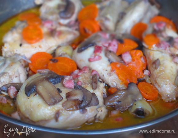 Влить половину отфильтрованного маринада ,довести до кипения,накрыть крышкой и томить на слабом огне около 1 часа.