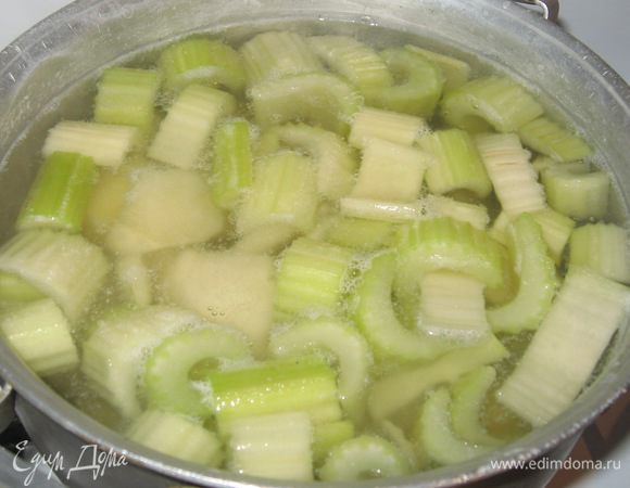 Ставим воду на огонь, пока закипает чистим картофель и нарезаем примерно одинаковыми кусочками с сельдереем, воду солим, загружаем овощи, варим ~ 25 минут.