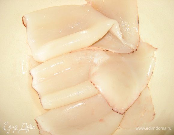 Ставим на огонь воду, когда закипит ошпарим размороженные кальмары, поменяем воду, пусть снова закипает, а мы пока почистим их. воду подсаливаем и варим 5 минут. пусть остывают, а пока сделаю салат.