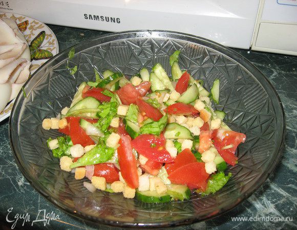 Нарезаем помидоры, огурцы, лук ссыпаем в блюдо, руколу режем сбрызгиваем лимонным соком, немного мнём добавляем к овощам, заправляем подсолнечным маслом, солью, перемешиваем, посыпаем сухариками. можно добавить зелень по вкусу.