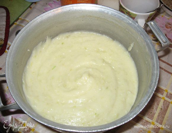 Сливаем воду с картофеля и сельдерея, высыпаем в комбайн, пюрируем, добавляем закипяченное молоко, сливочное масло.