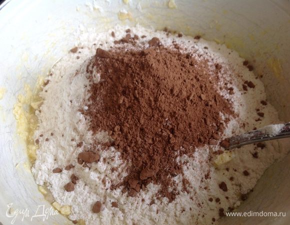 Добавьте муку, соль, разрыхлитель теста, какао...