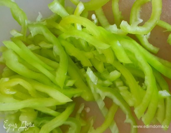 Режем перец и добавляем его к луку. Тем временем режем всю зелень и щавель. Закидываем в кастрюлю. 