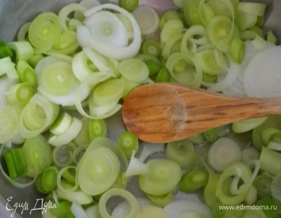 Наливаем в кастрюлю масло и обжариваем лук.