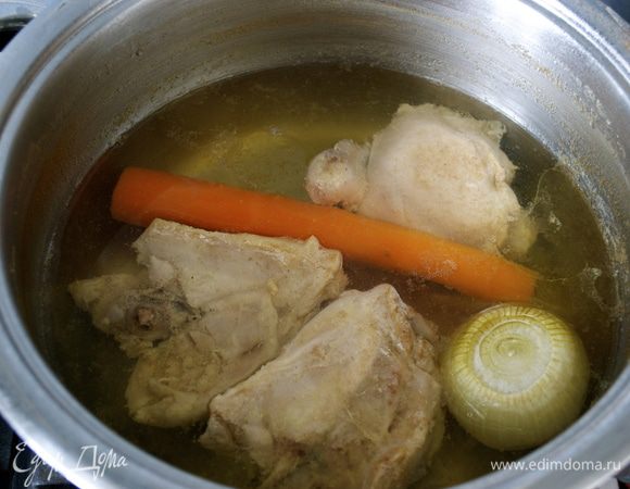 Отварить куриные бедрышки с морковью и луковицей до готовности мяса. Готовое мясо достать из бульона и дать остыть. Луковицу выбросить. 500 мл бульона профильтровать через мелкое ситечко и отставить в сторону. Если есть необходимость, можно его осветлить сырым куриным белком. Но, я в процессе варки бедер регулярно убирала образовывающуюся пену, поэтому в итоге бульон получился уже достаточно прозрачный.   