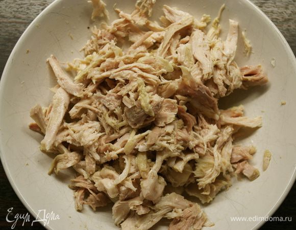 Мясо с бедер разобрать на мелкие кусочки... 