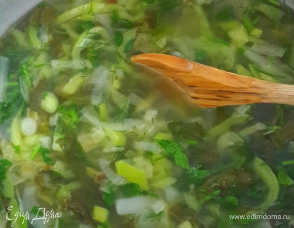 Заливаем кипятком или горячим бульоном. Всыпаем рис.