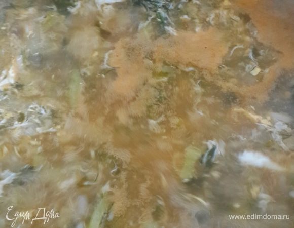 Мешаем чтоб в супе образовалась лунка и вводим яйцо в суп. Яйца лучше разбить в чашку и из нее влить в суп. Провариваем все. Готовность определяем по готовности риса.