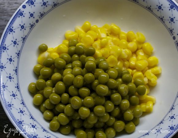 Подготовить кукурузу и зеленый горошек.