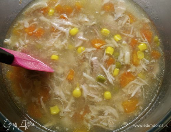 В миску положить все подготовленные ингредиенты. Осторожно залить бульоном и перемешать... 