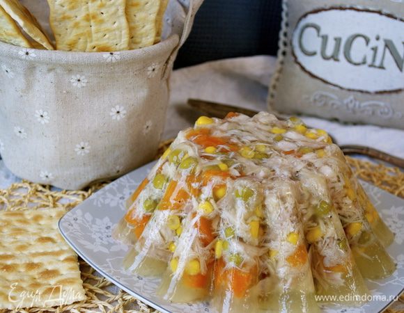 Перед подачей на стол переложить аспик на блюдо, извлечь из формы... 