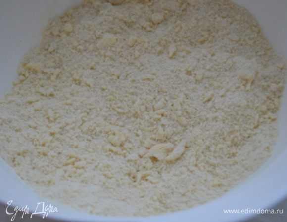 Растереть в крошку муку, холодное сливочное масло и сахар.