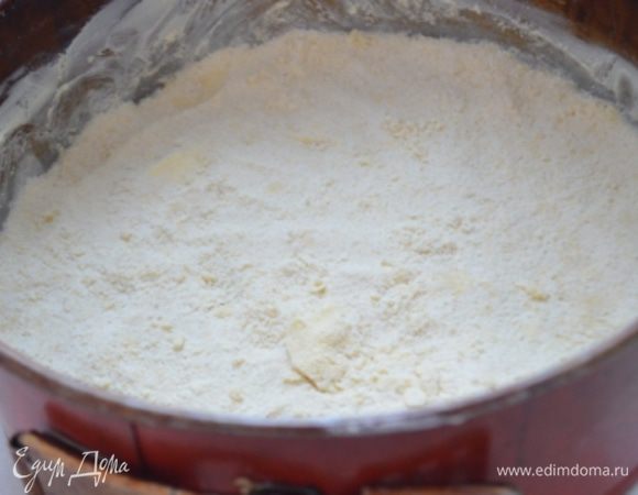 Взять 2/3 крошки и уложить на дно разъемной формы 24 см, утрамбовать руками и убрать в холодильник.