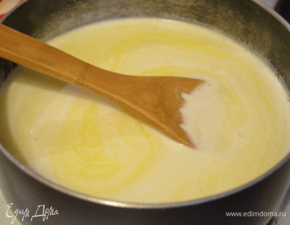 В большой кастрюльке смешать молоко, сахар и масло для начинки, довести до кипения.