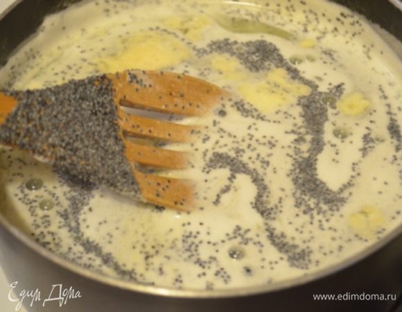 В закипевшее молоко добавить мак и манку, перемешать и дать постоять 10 минут.