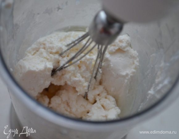 Творог взбить с яйцом блендером.