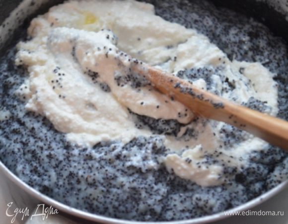 Добавить творог в маковую массу и перемешать.