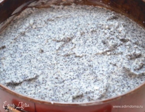 Выложить начинку на охлажденное тесто.