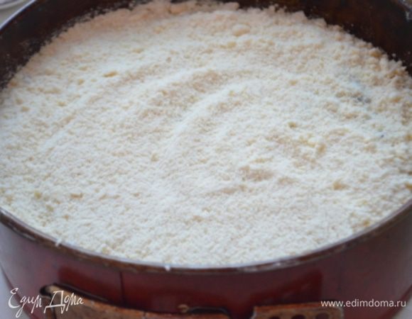 Сверху посыпать оставшейся от теста крошкой. Отправить в духовку на 1 час при 180 гр.