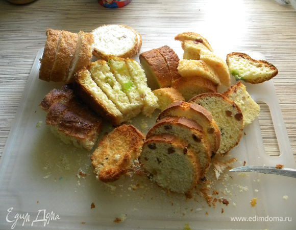 Берем наш кулич и нарезаем на кусочки одинаковой толщины, количество зависит от посуды в которой вы будете делать.